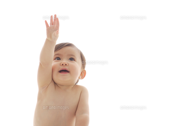 手を伸ばすはだかの赤ちゃん の写真素材 イラスト素材 アマナイメージズ