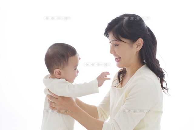 お母さんと赤ちゃんのスキンシップ の写真素材 イラスト素材 アマナイメージズ