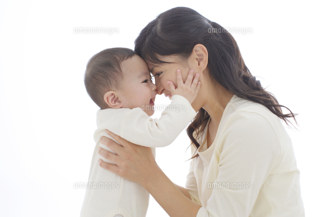 お母さんと赤ちゃんのスキンシップ の写真素材 イラスト素材 アマナイメージズ