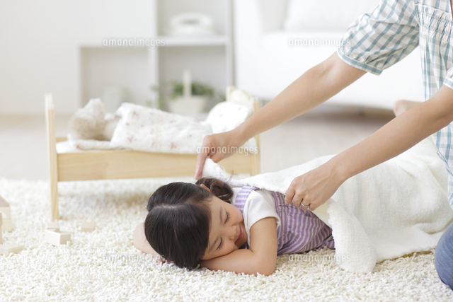 お昼寝をする女の子にブランケットをかけるお母さん の写真素材 イラスト素材 アマナイメージズ