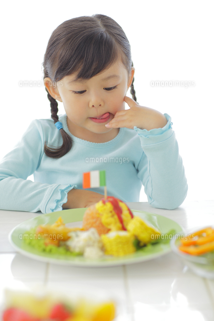 料理をおいしそうに見つめる女の子 の写真素材 イラスト素材 アマナイメージズ