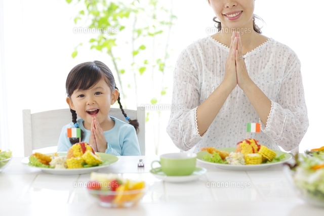 お母さんと一緒にいただきますをする女の子 の写真素材 イラスト素材 アマナイメージズ