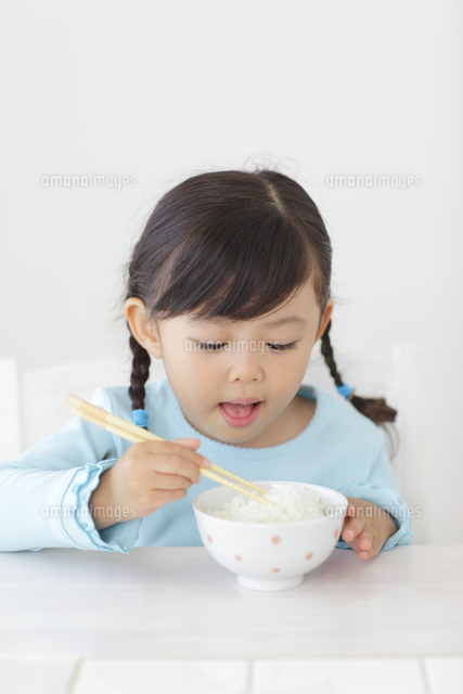ごはんを食べる女の子 の写真素材 イラスト素材 アマナイメージズ