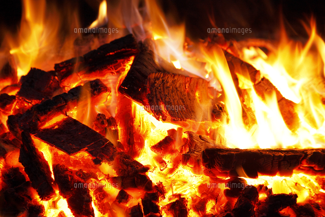 真っ赤な炎に包まれ燃え上がる薪 の写真素材 イラスト素材 アマナイメージズ