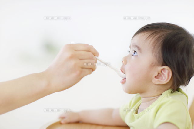 離乳食を食べる赤ちゃん の写真素材 イラスト素材 アマナイメージズ