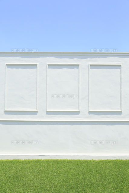 青い空と白い壁と緑の芝生 の写真素材 イラスト素材 アマナイメージズ