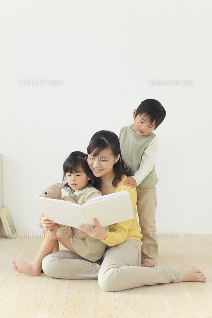 子供達に絵本の読み聞かせをするお母さん の写真素材 イラスト素材 アマナイメージズ