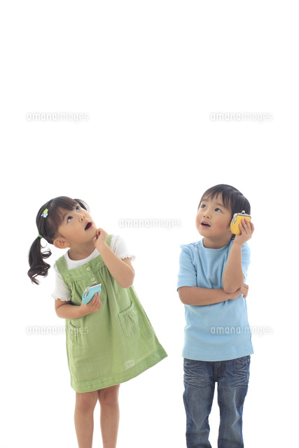 財布を持ち考える子供達 の写真素材 イラスト素材 アマナイメージズ 財布を持ち考える子供達 の写真素材 イラスト素材 アマナイメージズ