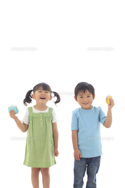 財布を持ち笑顔の子供達 の写真素材 イラスト素材 アマナイメージズ