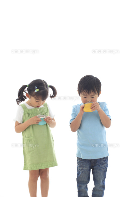 財布を覗き込む子供達 の写真素材 イラスト素材 アマナイメージズ