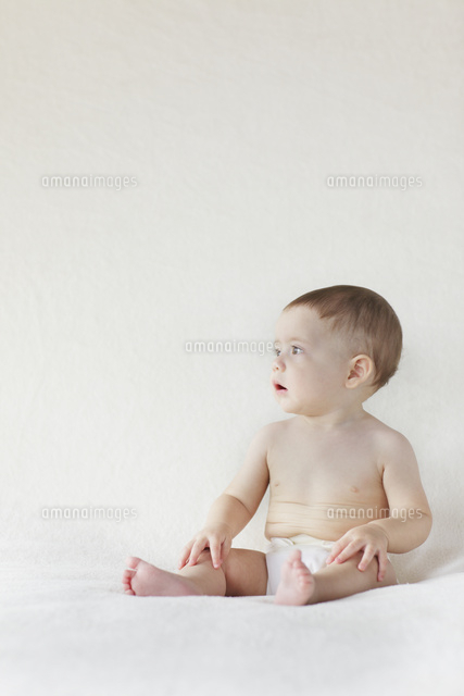 ベッドの上に座っている外国人の赤ちゃん の写真素材 イラスト素材 アマナイメージズ