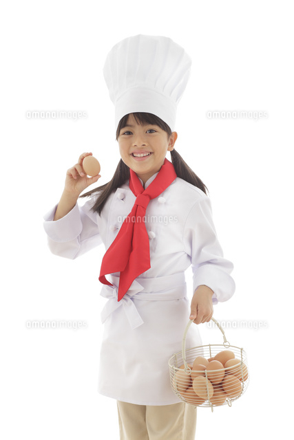 卵を持つシェフの女の子 の写真素材 イラスト素材 アマナイメージズ 卵を持つシェフの女の子 の写真素材 イラスト素材 アマナイメージズ