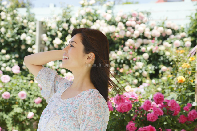 バラの花と黒髪の綺麗な女性 の写真素材 イラスト素材 アマナイメージズ バラの花と黒髪の綺麗な女性 の写真素材 イラスト素材 アマナイメージズ
