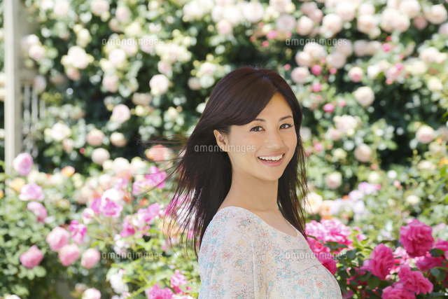 バラの花と黒髪の綺麗な女性 の写真素材 イラスト素材 アマナイメージズ バラの花と黒髪の綺麗な女性 の写真素材 イラスト素材 アマナイメージズ