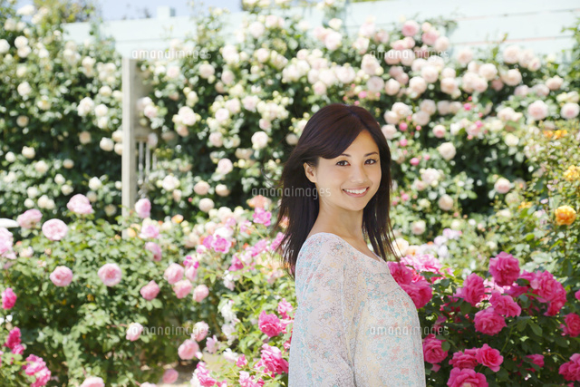 バラの花と黒髪の綺麗な女性 の写真素材 イラスト素材 アマナイメージズ