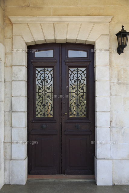 アンティークな扉がある玄関まわり[11038021327]の写真・イラスト素材