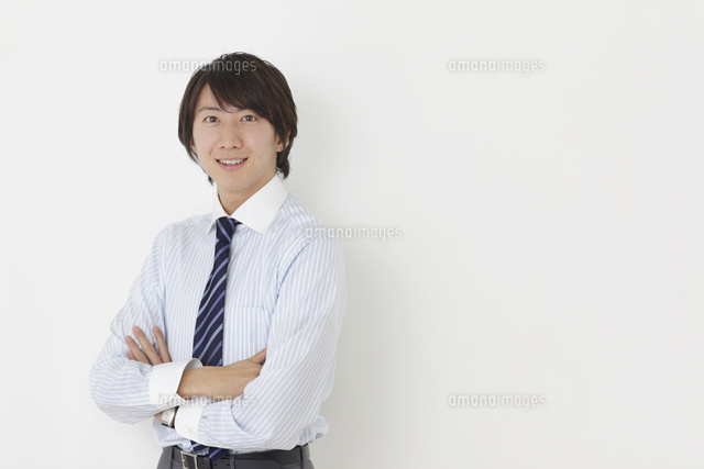 腕組みをするビジネスマン の写真素材 イラスト素材 アマナイメージズ
