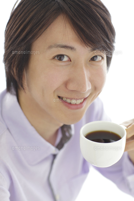 コーヒーを飲む若い男性 の写真素材 イラスト素材 アマナイメージズ