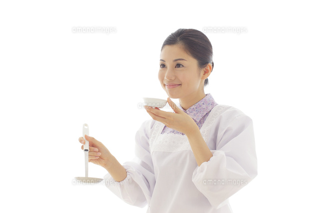 料理の味見をする割烹着のお母さん の写真素材 イラスト素材 アマナイメージズ 料理の味見をする割烹着のお母さん の写真素材 イラスト素材 アマナイメージズ
