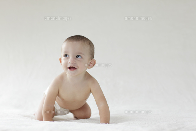 ハイハイする外国人の赤ちゃん の写真素材 イラスト素材 アマナイメージズ