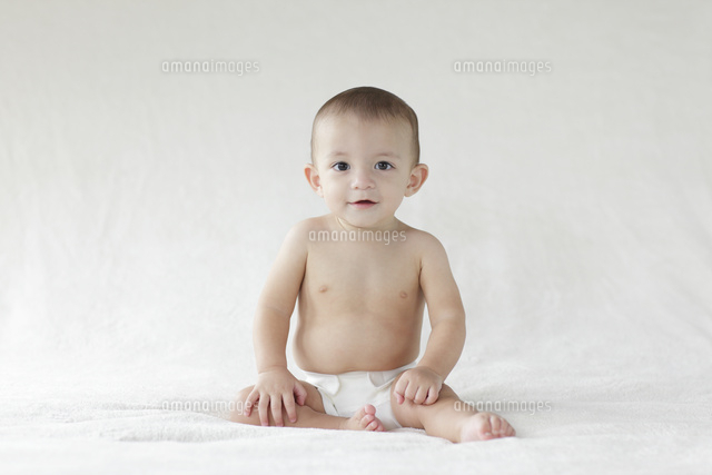 ベッドの上に座っている外国人の赤ちゃん の写真素材 イラスト素材 アマナイメージズ