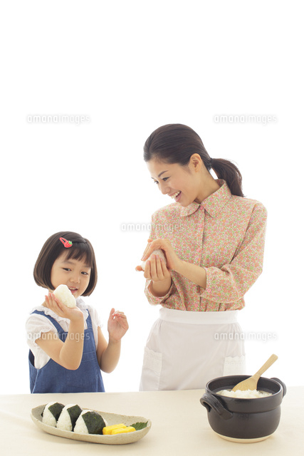 おにぎりを作るおかっぱの女の子とお母さん の写真素材 イラスト素材 アマナイメージズ