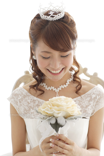 ブーケを持つウエディングドレス姿の女性 の写真素材 イラスト素材 アマナイメージズ