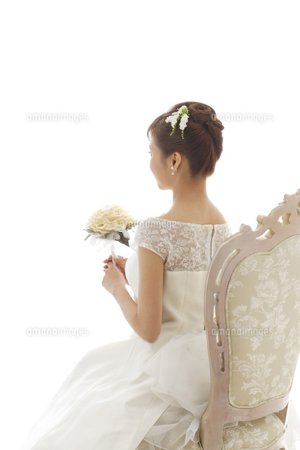 ブーケを持つウェディングドレス姿の花嫁の後姿 の写真素材 イラスト素材 アマナイメージズ