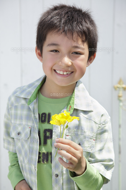 花を持つ男の子 の写真素材 イラスト素材 アマナイメージズ