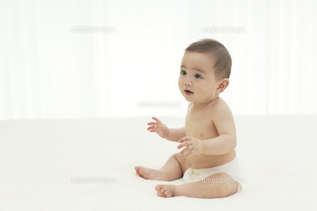 ベッドに座るはだかの赤ちゃん の写真素材 イラスト素材 アマナイメージズ