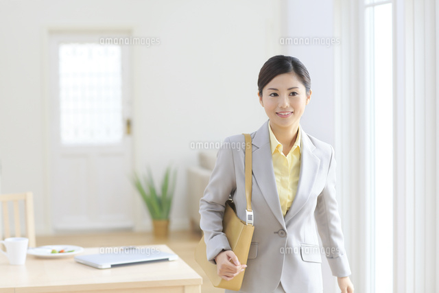 スーツを着て出勤する女性 11038022064 の写真素材 イラスト素材 アマナイメージズ