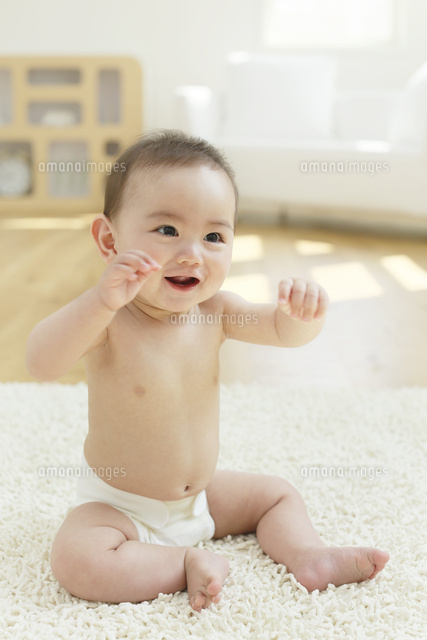 リビングに座る裸の赤ちゃん の写真素材 イラスト素材 アマナイメージズ