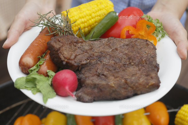 皿に盛られたバーベキューの肉や野菜 の写真素材 イラスト素材 アマナイメージズ 皿に盛られたバーベキューの肉や野菜 の写真素材 イラスト素材 アマナイメージズ