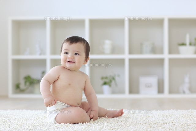 リビングに座っている笑顔のハーフの赤ちゃん[11038023311]の写真