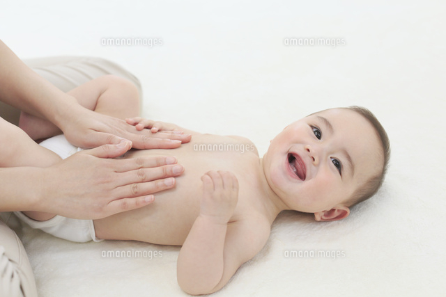 ベビーマッサージをするお母さんと赤ちゃん の写真素材 イラスト素材 アマナイメージズ