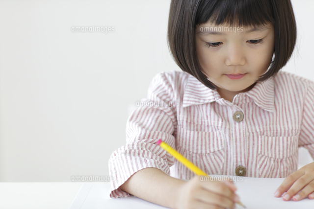 勉強をするおかっぱの女の子 の写真素材 イラスト素材 アマナイメージズ
