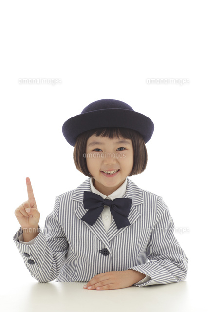 指さしポーズをする案内係の女の子 の写真素材 イラスト素材 アマナイメージズ 指さしポーズをする案内係の女の子 の写真素材 イラスト素材 アマナイメージズ