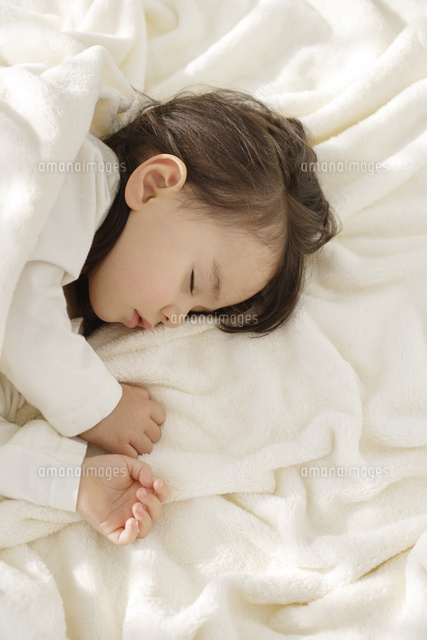 白いブランケットに包まれて眠る女の子 の写真素材 イラスト素材 アマナイメージズ