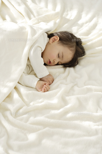 白いブランケットに包まれて眠る女の子 の写真素材 イラスト素材 アマナイメージズ