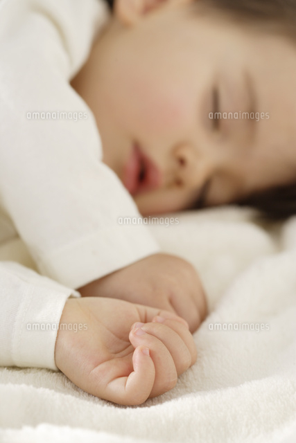 白いブランケットに包まれて眠る女の子 の写真素材 イラスト素材 アマナイメージズ