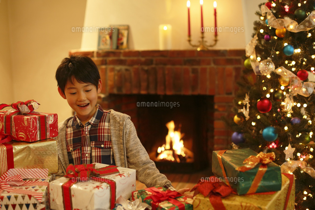 クリスマスツリーとプレゼントに囲まれたと男の子 の写真素材 イラスト素材 アマナイメージズ クリスマスツリーとプレゼントに囲まれたと男の子 の写真素材 イラスト素材 アマナイメージズ