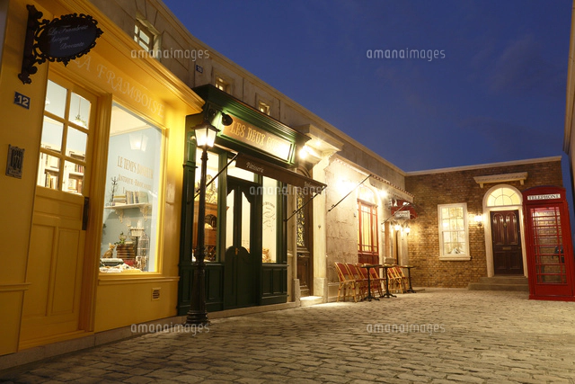 おしゃれなヨーロッパイメージの店舗と石畳[11038024553]の写真