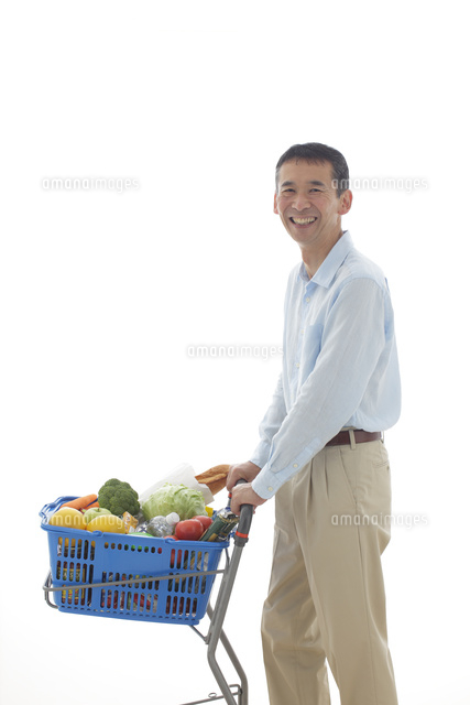 ショッピングカートを押しながら買い物をするシニアの男性 の写真素材 イラスト素材 アマナイメージズ