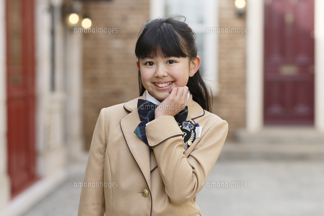 海外イメージの街と制服の女の子 の写真素材 イラスト素材 アマナイメージズ
