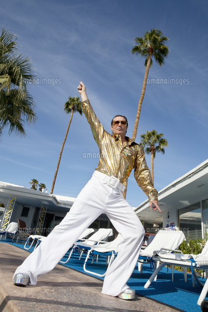 Low angle view of man impersonating Elvis Presley[11044022100]の