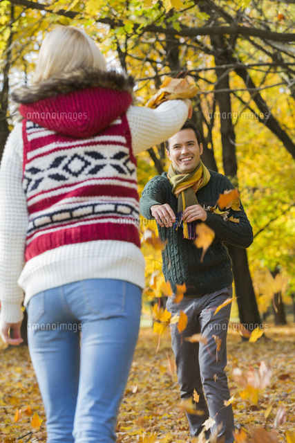 Rear view of couple holding hands in park during autumn[11044028713]の写真 ...