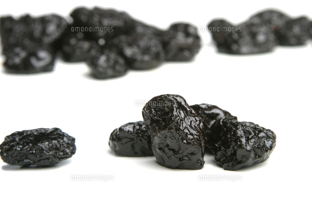 Studio Shot Of Prunes On White Background の写真素材 イラスト素材 アマナイメージズ