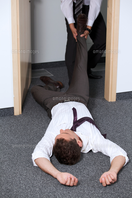 Businessmen Pulling Colleague S Leg At Office の写真素材 イラスト素材 アマナイメージズ Businessmen Pulling Colleague S Leg At Office の写真素材 イラスト素材 アマナイメージズ