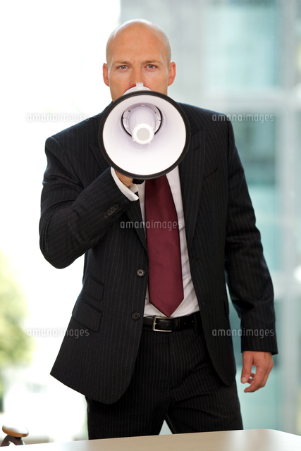 Young Confident Caucasian Businessman Screaming At Camera の写真素材 イラスト素材 アマナイメージズ