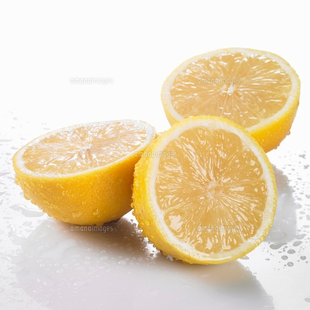 Three freshly washed lemon halves[11047035309]の写真素材・イラスト素材｜アマナイメージズ